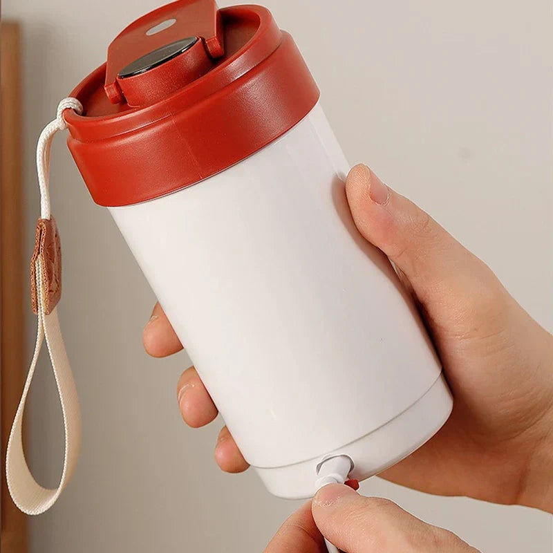 taza térmica inteligente con pantalla digital - una mano sostiene la taza, mientras la otra inserta un conector USB-C en el puerto de carga de la taza