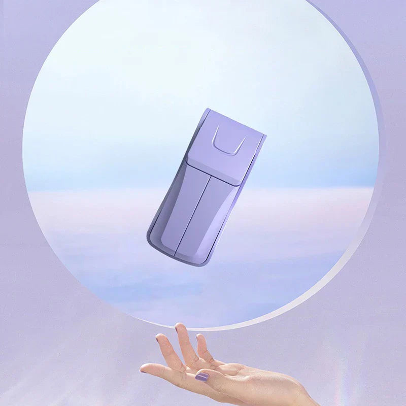 tischventilator - Geschlossener violetter Tischventilator, über einer offenen Hand gehalten, vor weichem violettem kreisförmigem Hintergrund