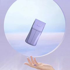 tischventilator - Geschlossener violetter Tischventilator, über einer offenen Hand gehalten, vor weichem violettem kreisförmigem Hintergrund