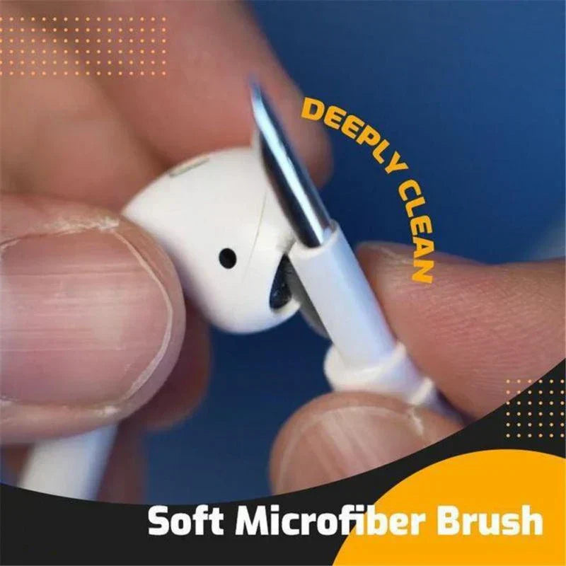 kit de limpieza para auriculares - Primer plano de una mano sosteniendo un auricular inalámbrico blanco, usando la punta metálica de una herramienta de limpieza tipo bolígrafo sobre él, con superposiciones de texto