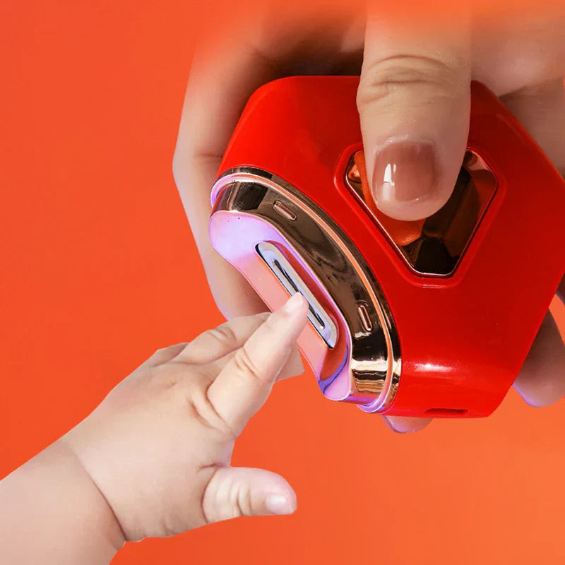 Elektrischer Nagelclipper - Eine erwachsene Hand hält ein rotes Gerät, während der Finger eines Kindes die geschlitzte Öffnung des Geräts berührt, mit leuchtendem lila Ring