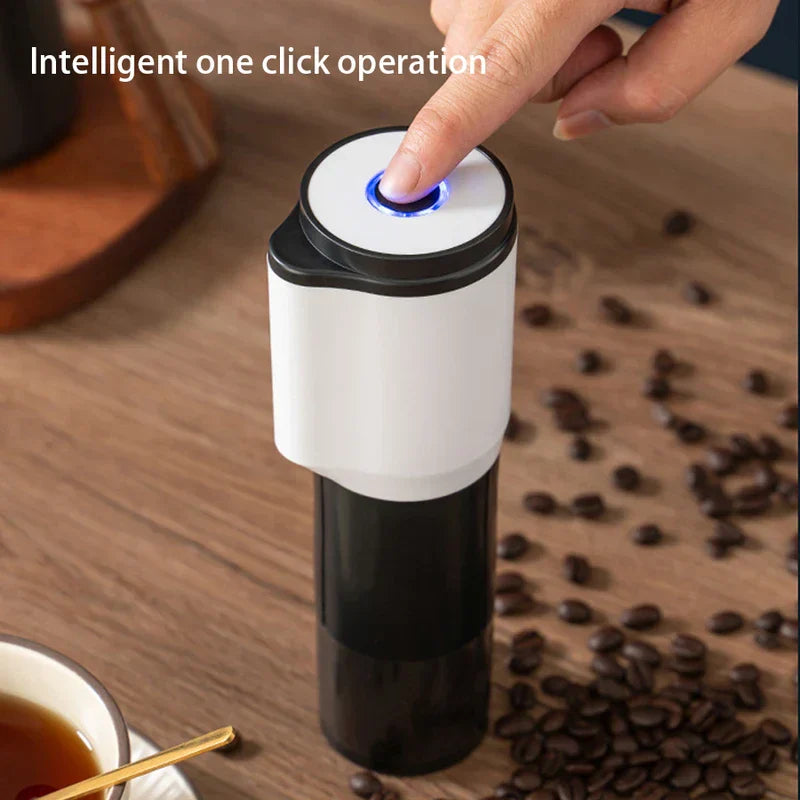 Molinillo eléctrico de café: dedo presionando el botón de encendido superior iluminado para activar el molinillo, con granos de café dispersos en la superficie inferior