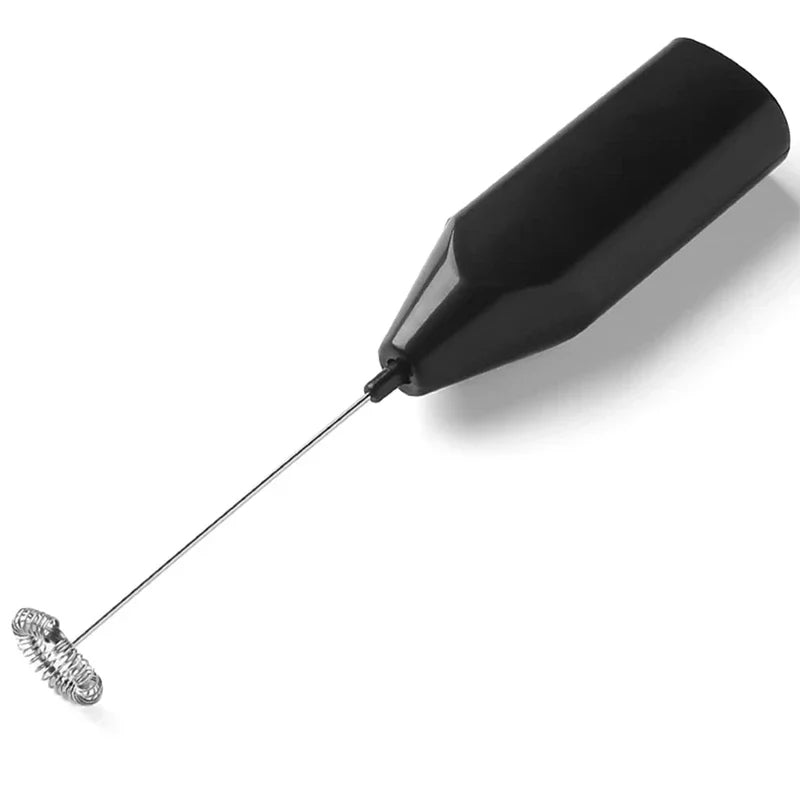 Mezclador eléctrico de mano negro con accesorio batidor de resorte de acero inoxidable, vista en ángulo sobre fondo blanco