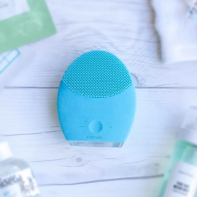 Hand holding the electric facial cleansing brush