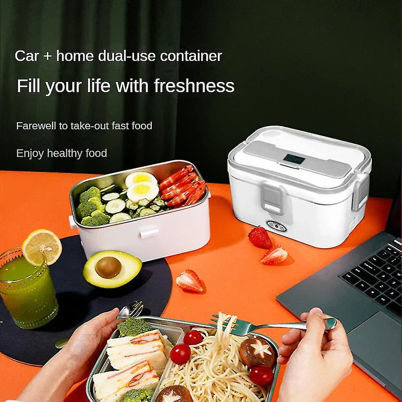 Calentador de alimentos: dos fiambreras eléctricas, una abierta mostrando comida preparada, junto a una bebida, fruta, portátil y manos sosteniendo un recipiente de comida.