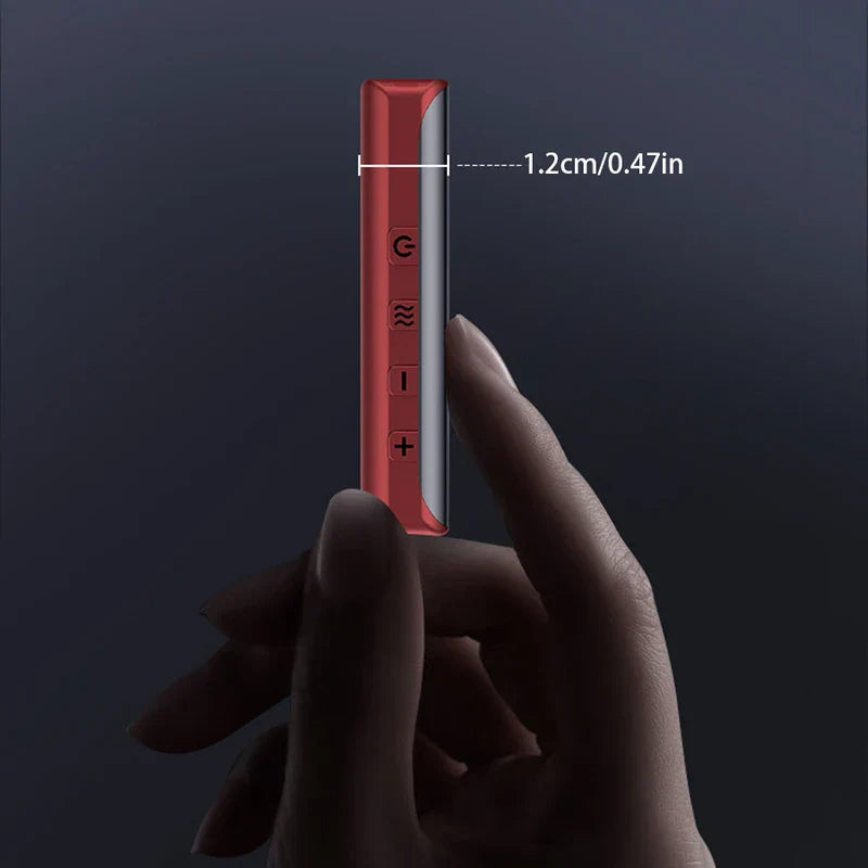 elektrischer nackenmassager - Seitenansicht eines dünnen roten und silbernen Handgeräts, das zwischen Fingern gehalten wird, mit seitlichen Knöpfen und markierter Breite von 1,2 cm