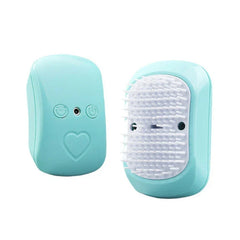Masajeador eléctrico de cuero cabelludo: dos dispositivos cepillo masajeador para mascotas en azul menta con relieve de corazón, uno mostrando botones/puerto de carga y el otro mostrando el lado de cerdas blancas.