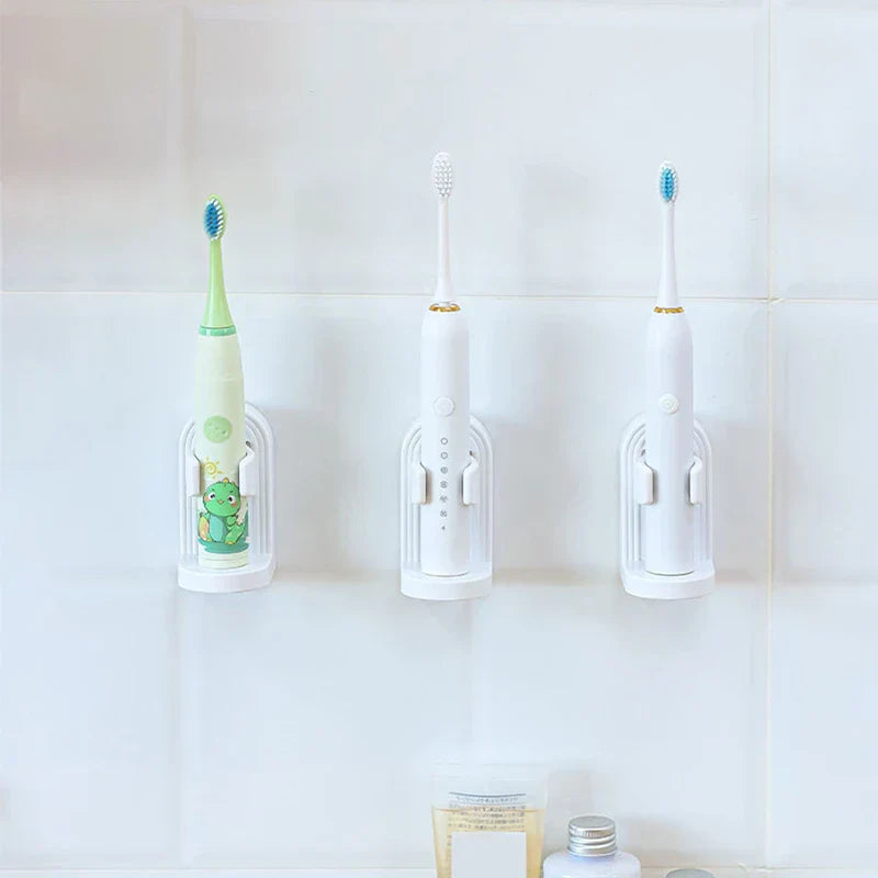 Soporte para cepillo de dientes eléctrico - Tres unidades montadas en azulejo blanco sosteniendo cepillos de dientes eléctricos para niños y adultos