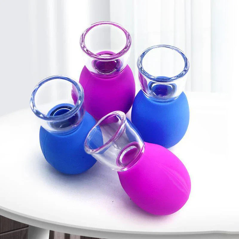 schröpfmassagegerät - Vier blaue und violette Schröpfmassagegeräte liegen auf einem weißen runden Tisch.