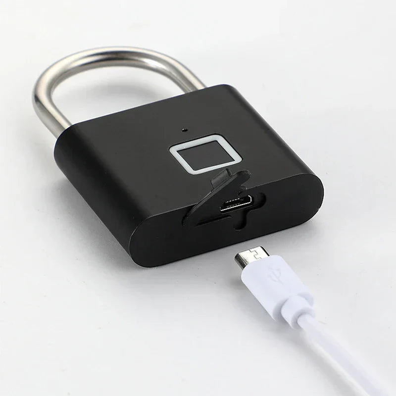 بدون مفتاح - قفل أسود ببصمة الإصبع مع منفذ شحن micro-USB مفتوح، وكابل micro-USB موضوع بجانب المنفذ على سطح أبيض