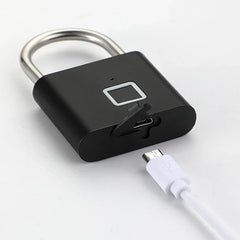 بدون مفتاح - قفل أسود ببصمة الإصبع مع منفذ شحن micro-USB مفتوح، وكابل micro-USB موضوع بجانب المنفذ على سطح أبيض