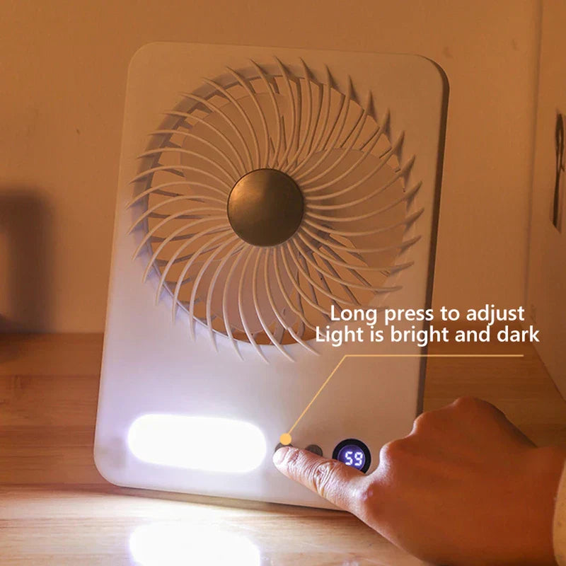 Tischventilator - Eine Hand drückt einen Knopf am weißen Tischventilator, das integrierte LED-Licht ist eingeschaltet, mit Hinweis, dass langes Drücken die Lichthelligkeit anpasst