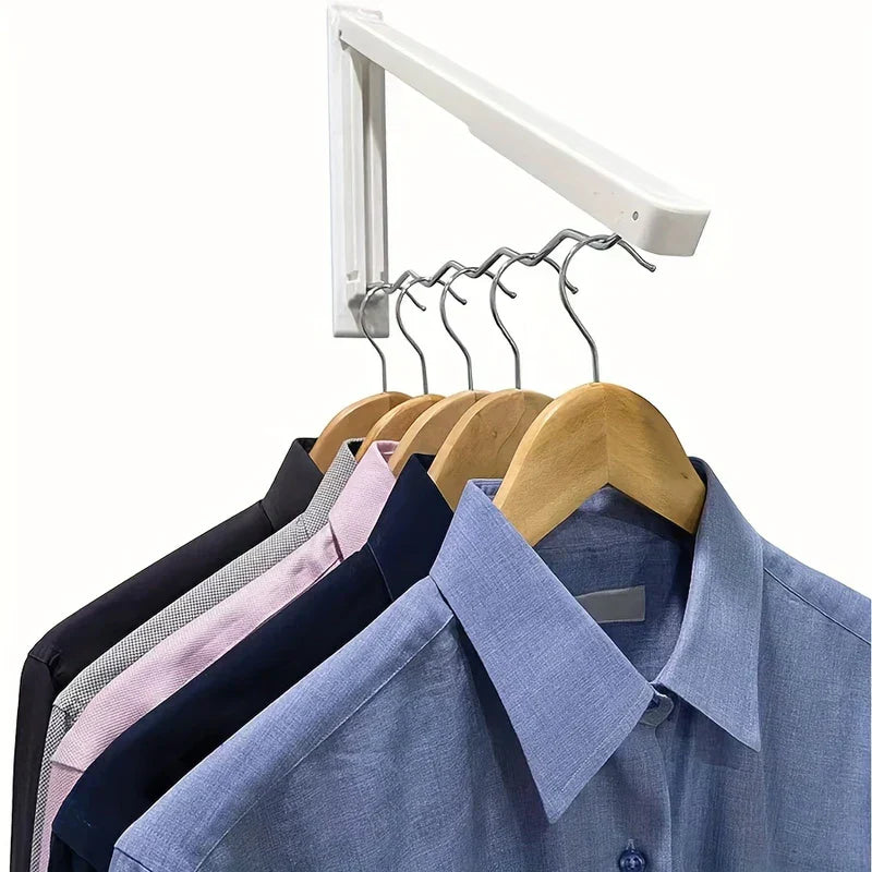 perchero retráctil para secar ropa - Brazo de secado de pared extendido sosteniendo cinco perchas de madera con camisas variadas