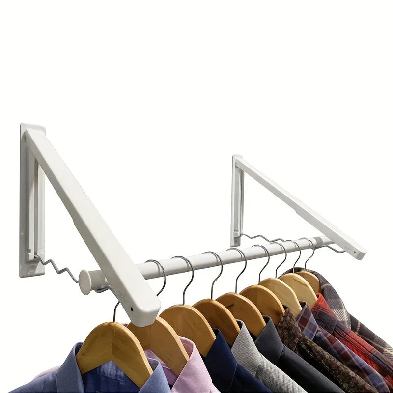 Séchoir à linge rétractable - deux supports muraux installés tenant une tringle à vêtements avec des cintres en bois soutenant plusieurs chemises