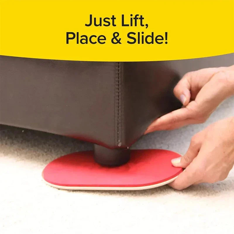 Manos colocan un deslizador ovalado rojo para mover muebles bajo la pata de un sofá gris oscuro sobre alfombra clara
