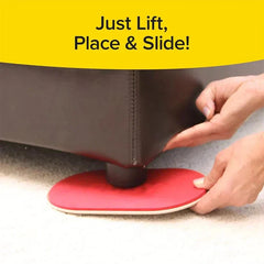 Manos colocan un deslizador ovalado rojo para mover muebles bajo la pata de un sofá gris oscuro sobre alfombra clara