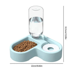comedero de agua por gravedad - Comedero para mascotas de esquina en azul claro con botella de agua por gravedad transparente, una sección con croquetas secas marrones, una sección con abertura para agua, mostrando medidas de tamaño