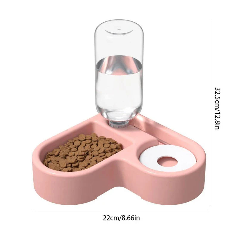 comedero de agua por gravedad - Comedero para mascotas de esquina en rosa con botella de agua por gravedad transparente, una sección con croquetas secas marrones, una sección con abertura para agua, mostrando medidas de tamaño