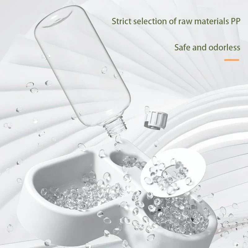 comedero de agua por gravedad - Botella de agua de plástico transparente desmontada sobre la base blanca del comedero, rodeada de gotas de agua con texto que indica material PP