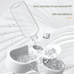 comedero de agua por gravedad - Botella de agua de plástico transparente desmontada sobre la base blanca del comedero, rodeada de gotas de agua con texto que indica material PP