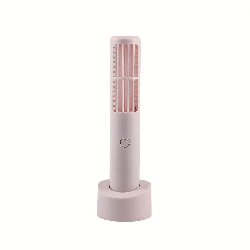ventilador mini - Ventilador de torre compacto rosa claro con botón de encendido en forma de corazón, sobre una base redondeada contra un fondo blanco