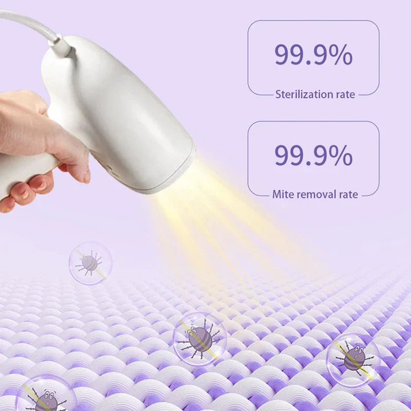 vaporizador de prendas - Mano sostiene un vaporizador de prendas de mano blanco que emite luz sobre tela morada texturizada, con texto de tasa de esterilización y eliminación de ácaros visible