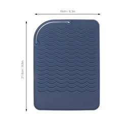 Estuche de silicona resistente al calor para rizador - Alfombrilla de silicona resistente al calor en azul marino oscuro, rectangular con una esquina superior redondeada, superficie acanalada ondulada, lazo para colgar en el borde superior, dimensión marcada