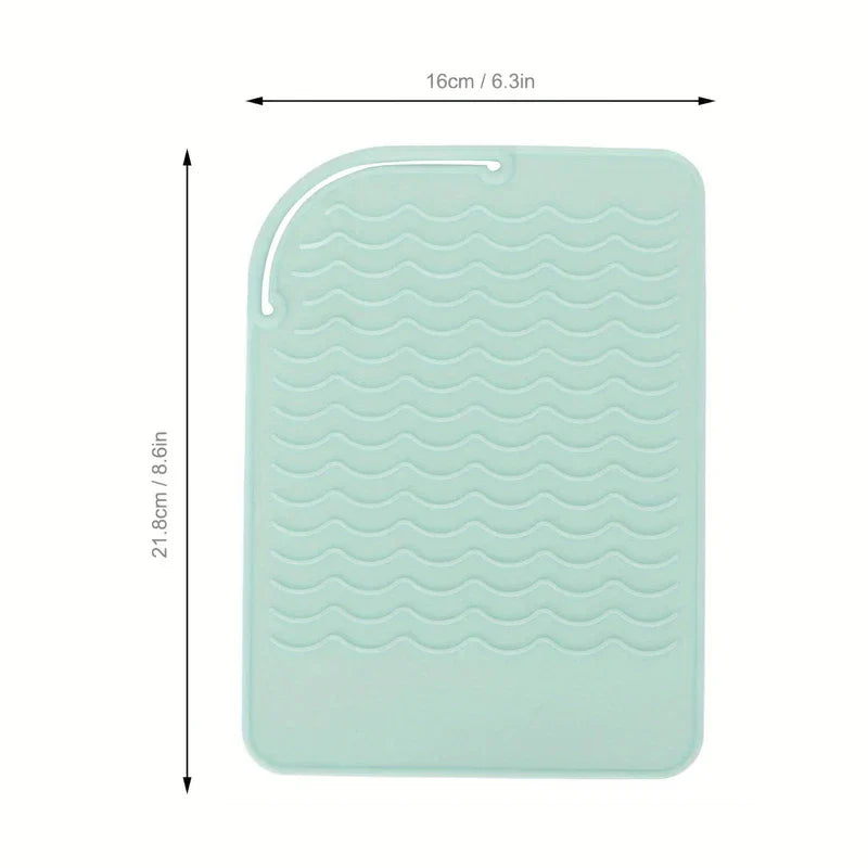 Estuche de silicona resistente al calor para rizador - Alfombrilla de silicona resistente al calor en verde menta claro, rectangular con esquina superior izquierda redondeada, superficie con textura ondulada, orificio de colgar integrado, dimensiones etiquetadas