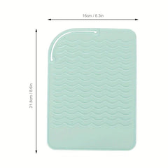 Estuche de silicona resistente al calor para rizador - Alfombrilla de silicona resistente al calor en verde menta claro, rectangular con esquina superior izquierda redondeada, superficie con textura ondulada, orificio de colgar integrado, dimensiones etiquetadas