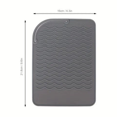 Estuche de silicona resistente al calor para rizador - Almohadilla térmica de silicona gris oscuro, forma rectangular con esquina superior izquierda redondeada, patrón ondulado acanalado en toda la superficie, lazo para colgar en la parte superior, medidas mostradas