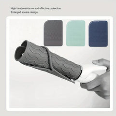 Estuche de silicona resistente al calor para rizador - Alfombrilla resistente al calor mostrada sobre un rizador, con tres opciones de color visibles