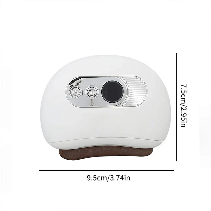 schabetherapiegerät - Weißes Handmassagegerät mit Bedientasten, das auf schlichtem Hintergrund eine Breite von 9,5 cm und eine Höhe von 7,5 cm zeigt