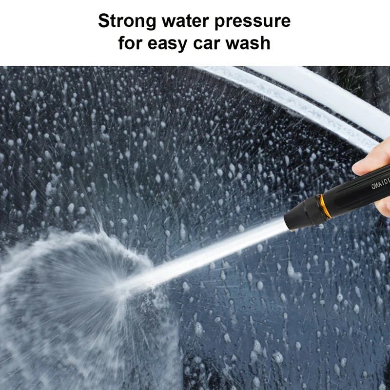 Boquilla de manguera de alta presión: una mano sostiene una boquilla negra que rocía agua a alta presión sobre una superficie de coche mojada, con salpicaduras de agua visibles