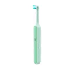 Cepillo de dientes eléctrico recargable - Vista vertical completa de un cepillo de dientes eléctrico verde menta claro con cabezal de cepillo redondo giratorio, sobre fondo blanco liso