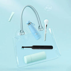 Cepillo de dientes eléctrico recargable - Cepillo de dientes eléctrico negro colocado dentro de una bolsa de mano de plástico transparente con otros artículos de cuidado personal