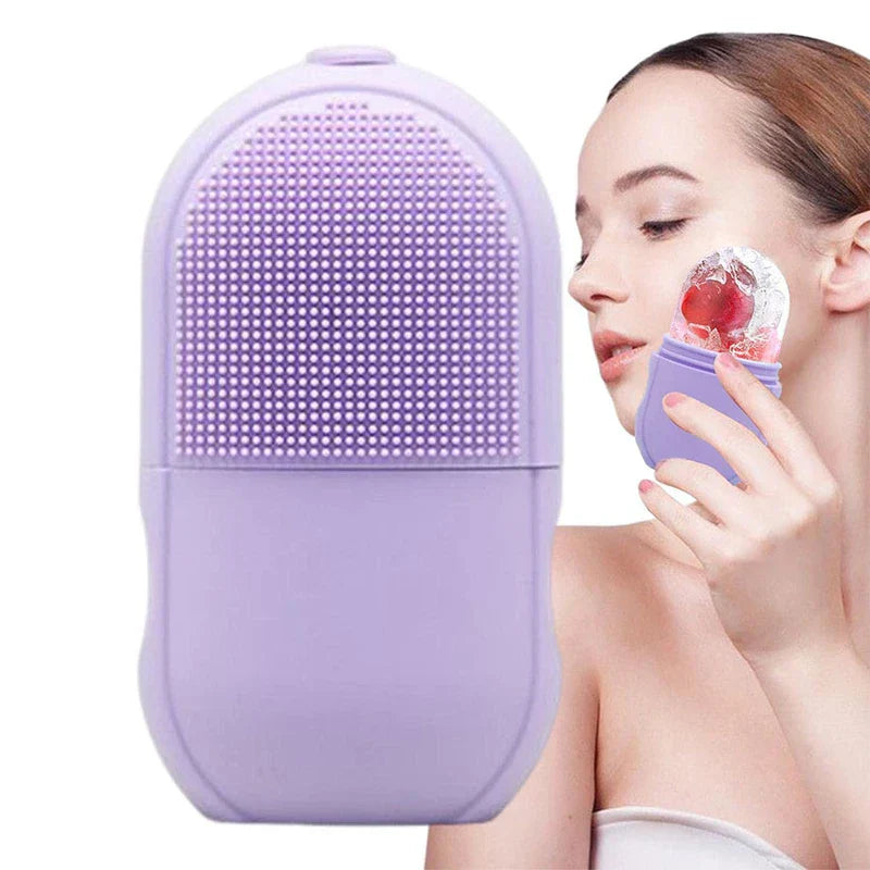 Herramienta facial de limpieza color lavanda junto a una persona que sostiene una herramienta de cuidado facial púrpura similar con hielo en su cara.