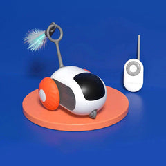 Coche de juguete electrónico para perseguir gatos: juguete interactivo para gato controlado por control remoto con accesorio de plumas, sobre una plataforma circular naranja junto a su control remoto, fondo azul