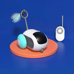 Coche de juguete electrónico para perseguir gatos: juguete robótico para gato blanco y negro con rueda azul claro junto a un control remoto a juego, sobre base circular naranja