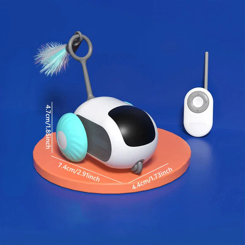 Coche de juguete electrónico para perseguir gatos: juguete para gato controlado por control remoto con ruedas verde azulado y accesorio de plumas, mostrado con dimensiones sobre una base de exhibición naranja
