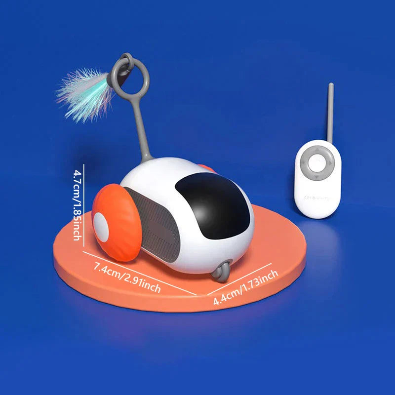 Coche de juguete electrónico para perseguir gatos: juguete para gato controlado por control remoto con ruedas naranjas y accesorio de plumas, mostrado con dimensiones sobre una base de exhibición naranja