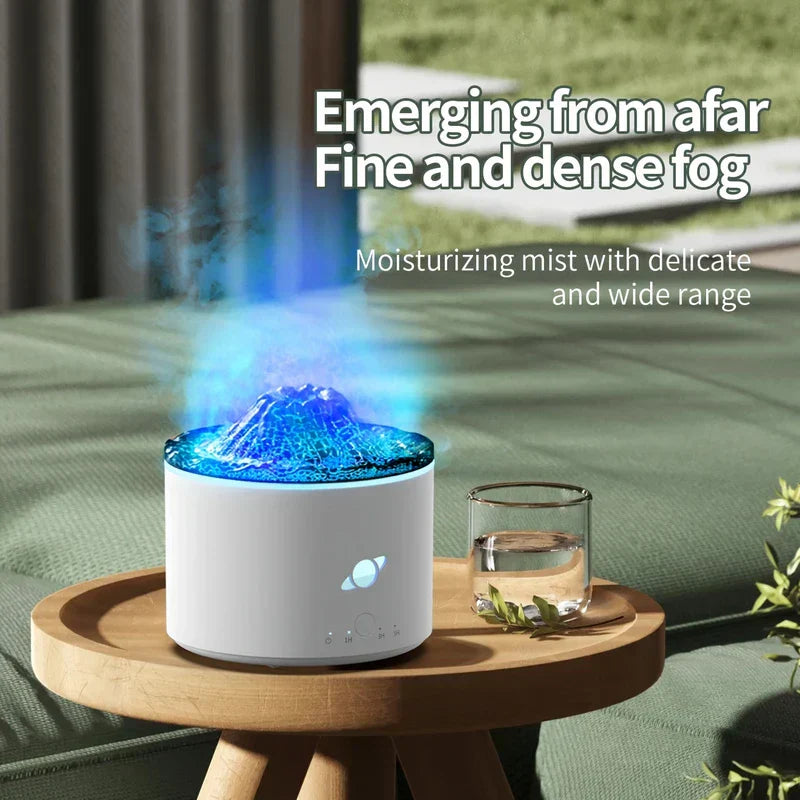 difusor humidificador de llama - Humidificador cilíndrico blanco que emite niebla azul desde su parte superior texturizada azul, colocado sobre una pequeña mesa lateral de madera junto a un vaso de agua