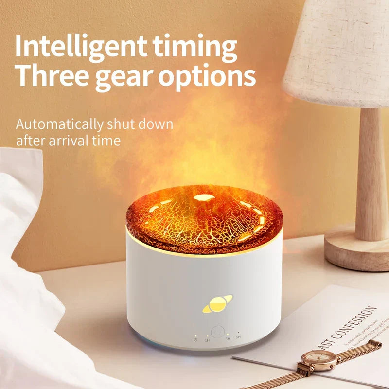 difusor humidificador de llama - Humidificador cilíndrico blanco con parte superior texturizada iluminada en naranja, sobre una mesita de noche junto a una lámpara, papeles y un reloj de pulsera