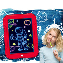 Zeichenbrett - Mädchen mit Stift neben rotem leuchtendem Zeichenpad, das neonfarbene Astronauten- und Weltraum-Kritzeleien vor einem Weltraum-Musterhintergrund anzeigt