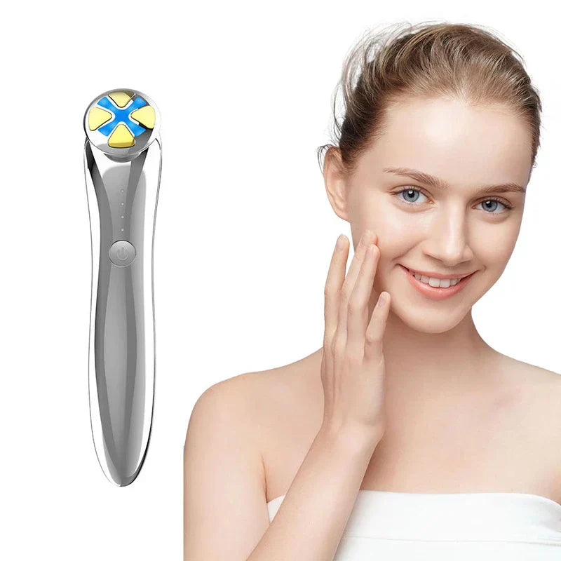 قلم تدليك وتجميل العيون بالعلاج بضوء LED - جهاز فضي محمول للعناية بالعين معروض بجانب امرأة مبتسمة تلمس خدها