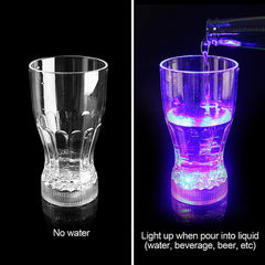 كوب زجاجي بقاعدة LED مضاء في مكان مظلم