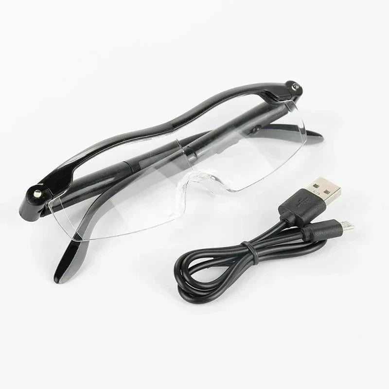 نظارات قراءة - نظارة مكبرة موضوعة بجانب كابل شحن USB أسود ملفوف على سطح أبيض مستوٍ