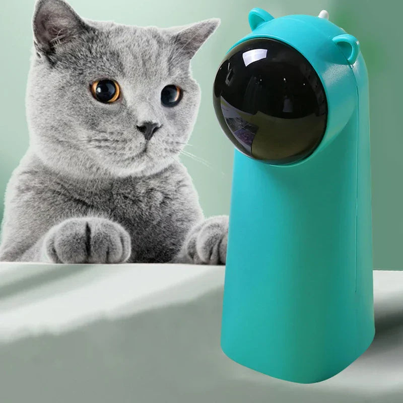 Katze jagt den Laserpunkt des interaktiven Stiftlichts