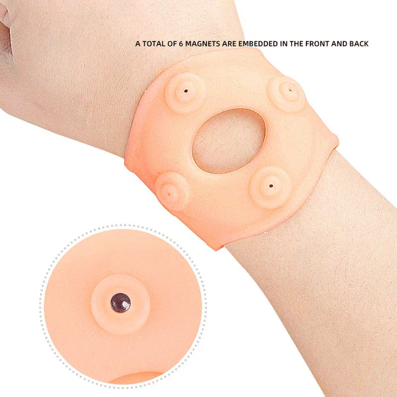 envoltura de muñequera - Soporte para muñeca color durazno usado en una muñeca, mostrando cuatro puntos magnéticos elevados en su cara visible; recuadro amplía un imán incrustado, el texto indica 6 imanes en total entre frente y parte posterior