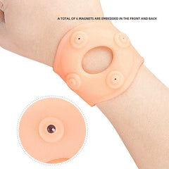 envoltura de muñequera - Soporte para muñeca color durazno usado en una muñeca, mostrando cuatro puntos magnéticos elevados en su cara visible; recuadro amplía un imán incrustado, el texto indica 6 imanes en total entre frente y parte posterior