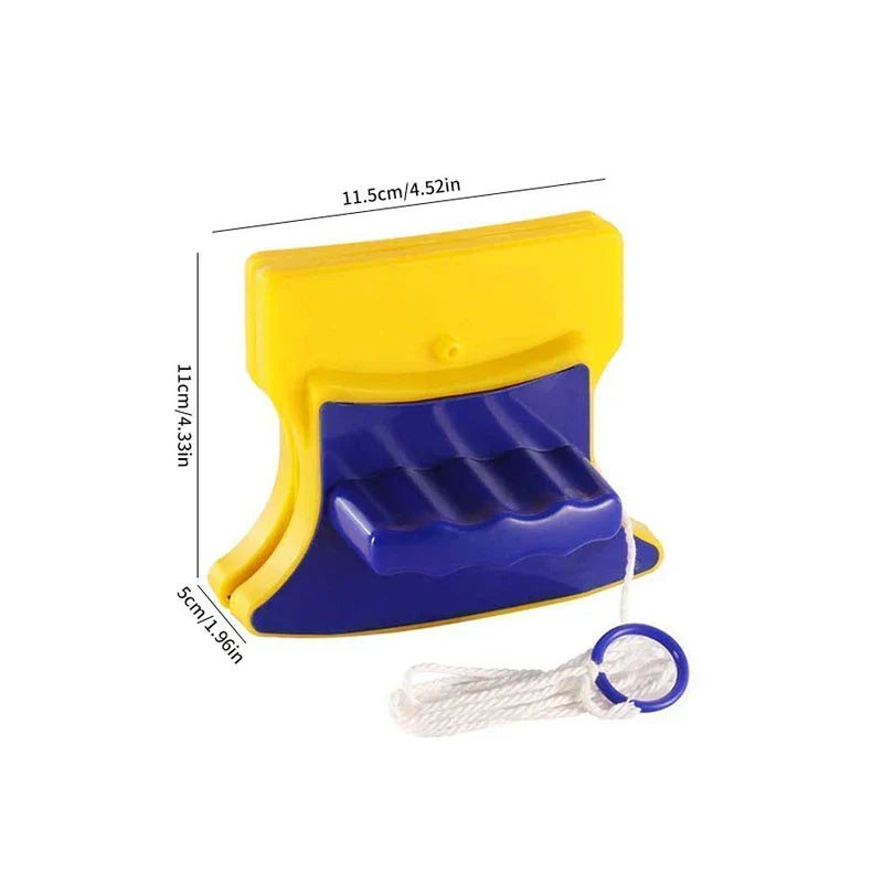 Un limpiador de ventanas magnético amarillo y azul con cordón de seguridad blanco, con etiquetas de medidas de largo, alto y ancho